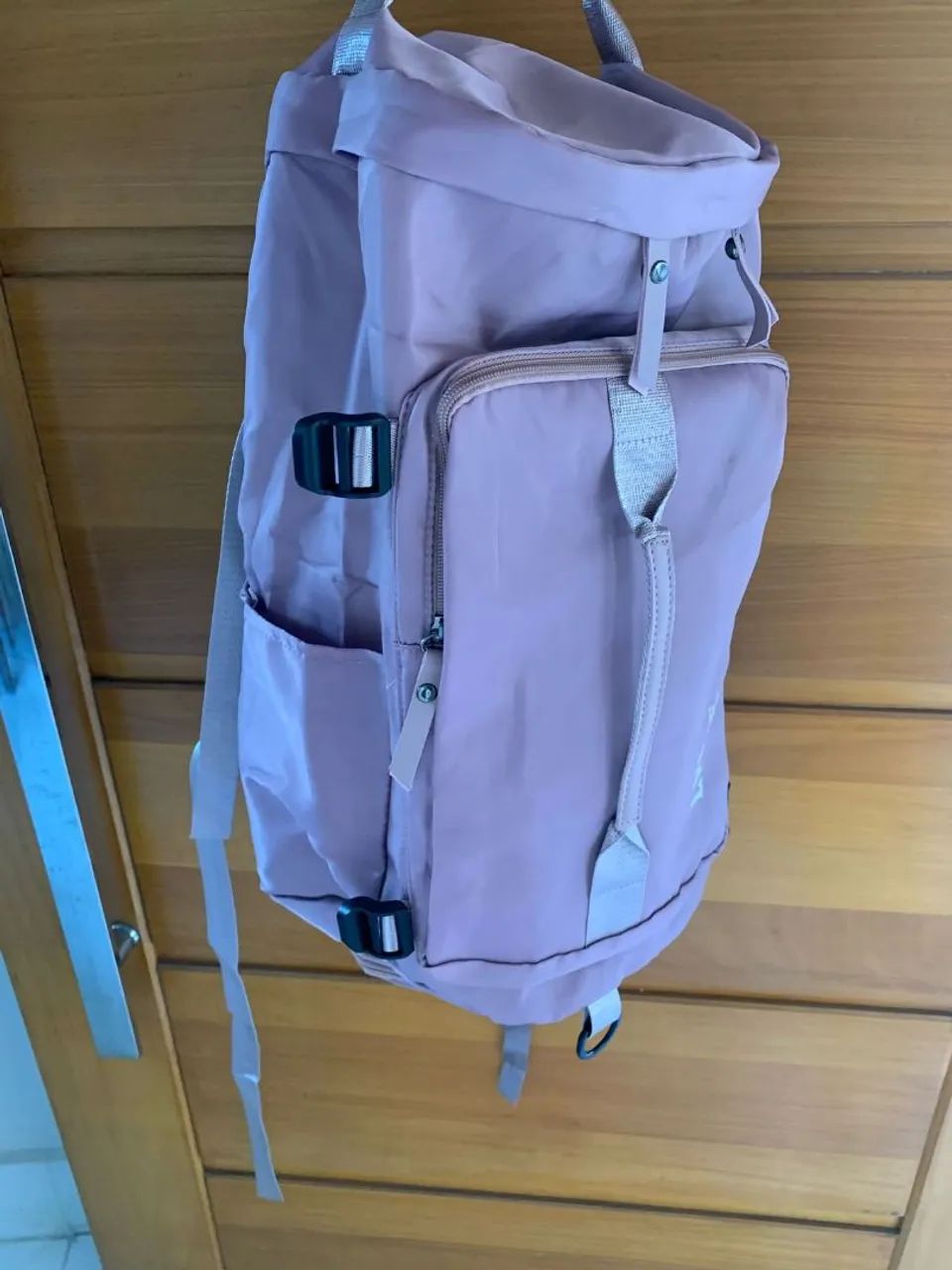 Mochila esportiva lilás resistente e espaçosa - Foto 2
