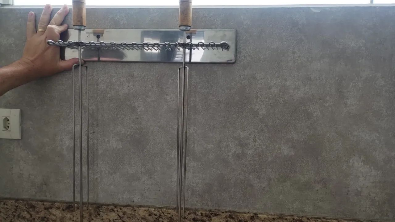 Suporte para espetos Gira grill