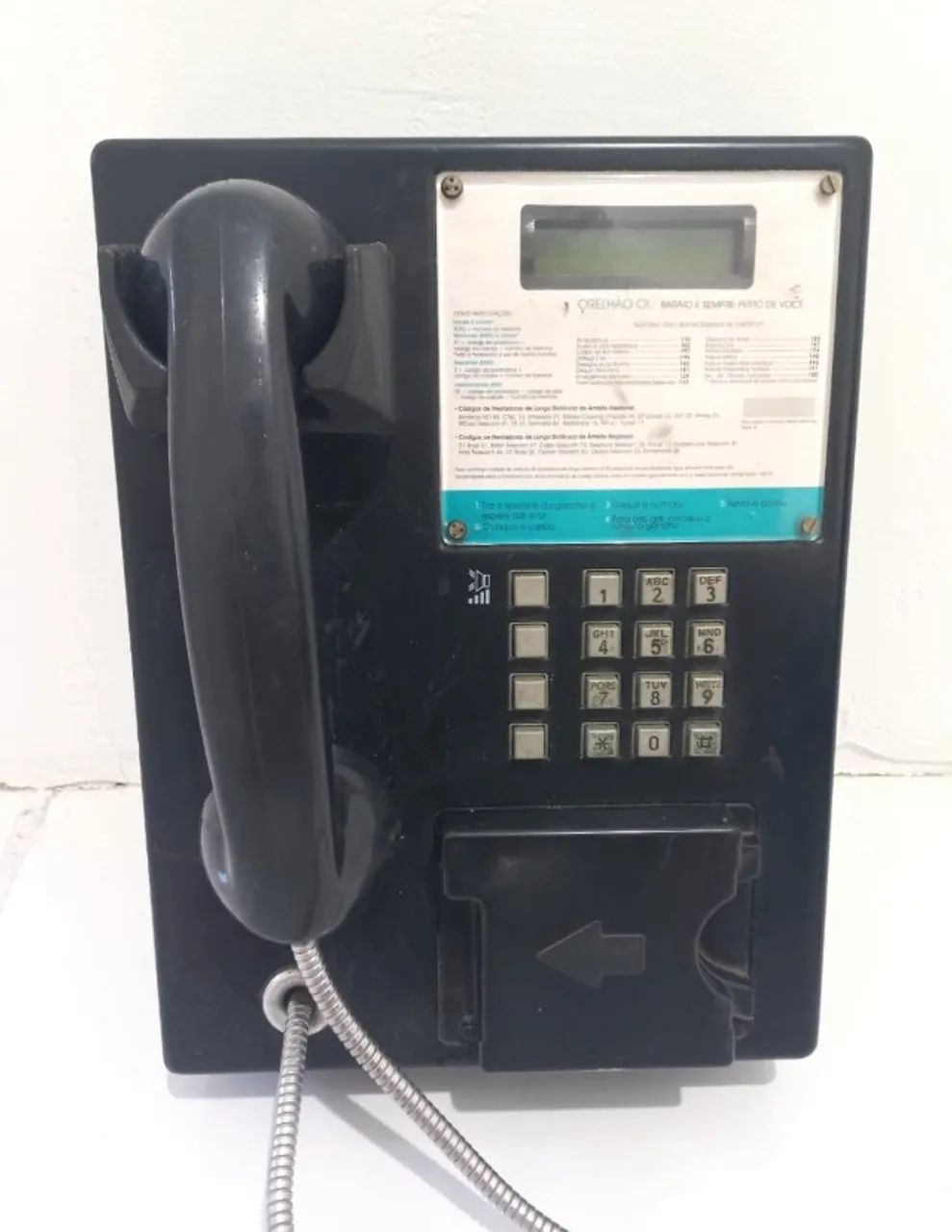 Telefone orelhão antigo