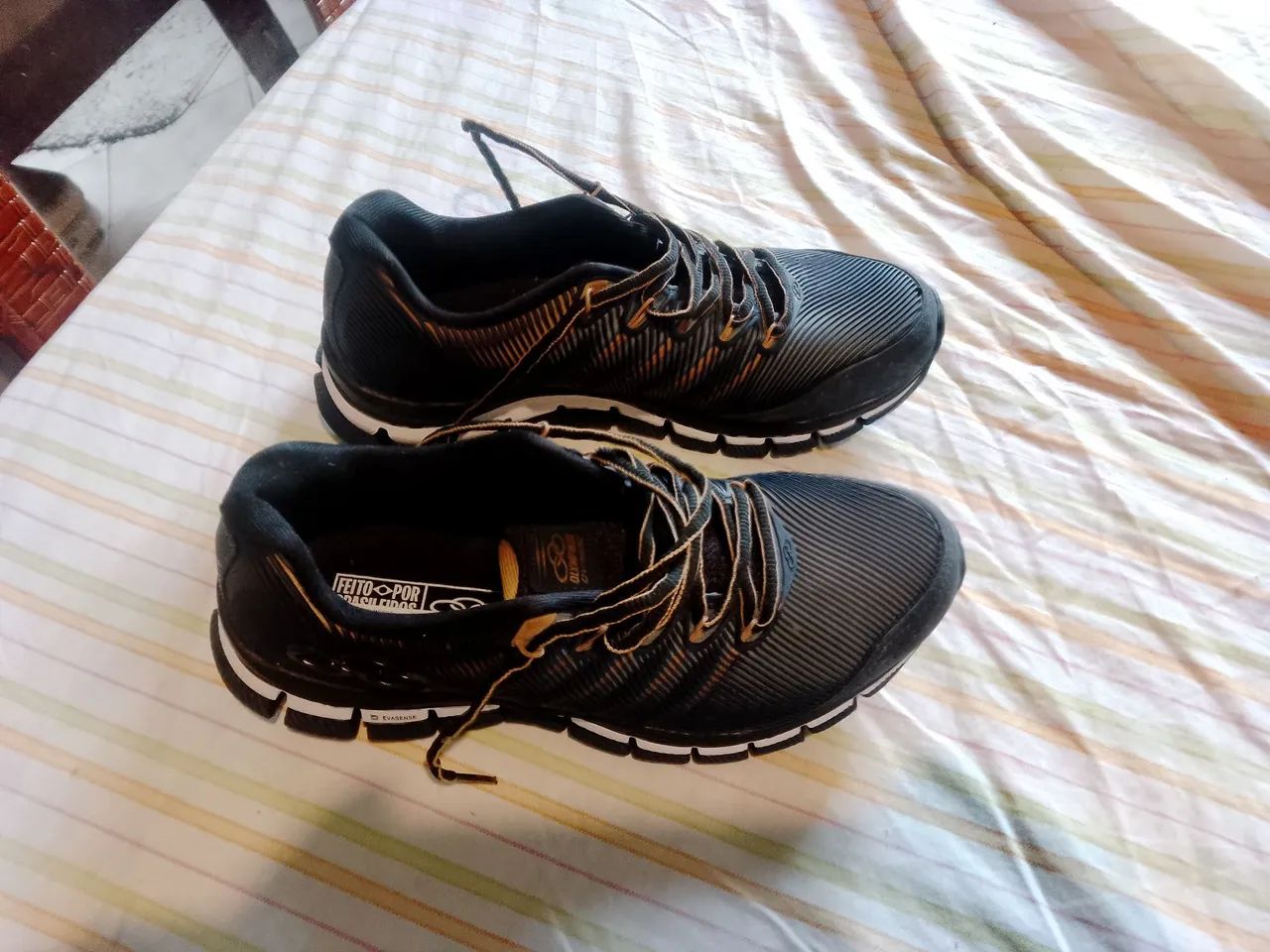 Tênis Masculino Preto com Detalhes Dourados