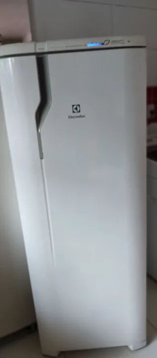 Vendo geladeira Eletrolux frosfree, nunca mexida possibilidade de entrega!