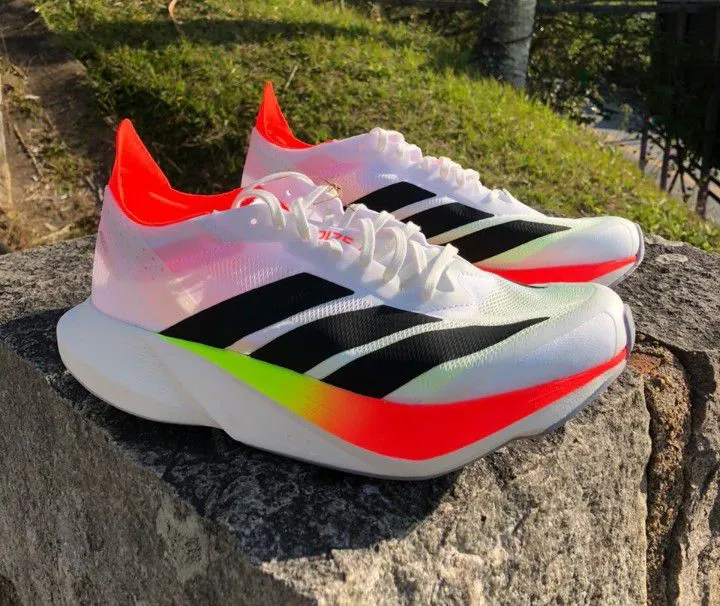 Tênis Adidas de Corrida Ultraleve - Design Moderno