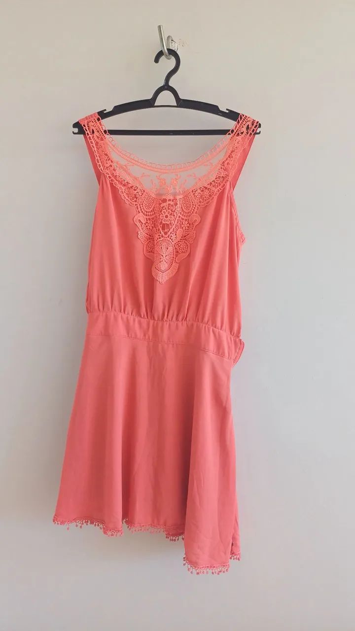 Vestido Coral com Detalhe em Renda