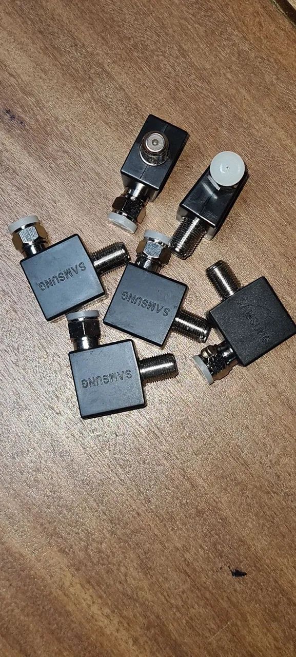 adaptadores de antena coaxial de 90 graus, especificamente para TVs da marca Samsung.
