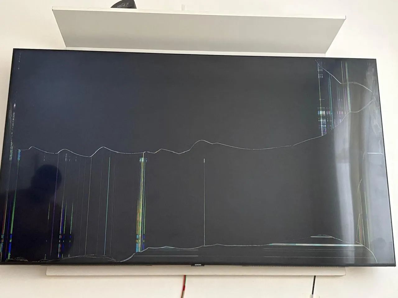 Samsung 65" Crystal UHD DU7700 TV with Broken Display (Ideal for Parts)64522265721089120