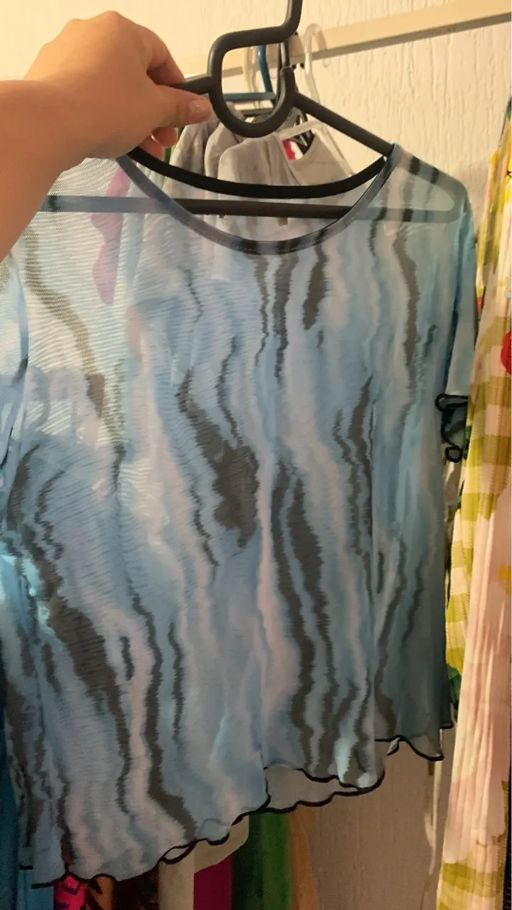 Blusa de Malha Transparente Azul com Estampa