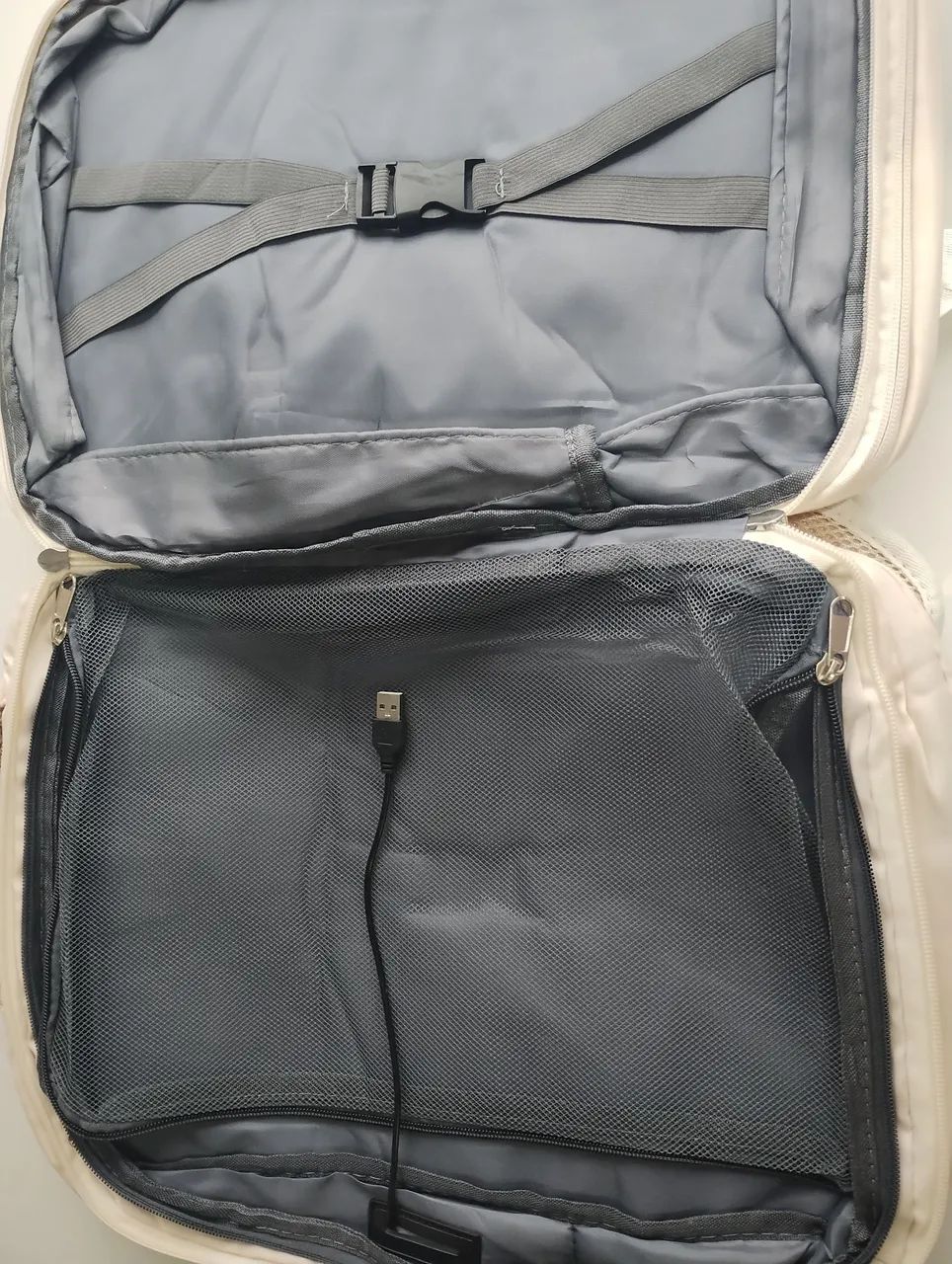 Kit com 2 mochilas -Mochila Bege com Detalhes Modernos - Foto 3