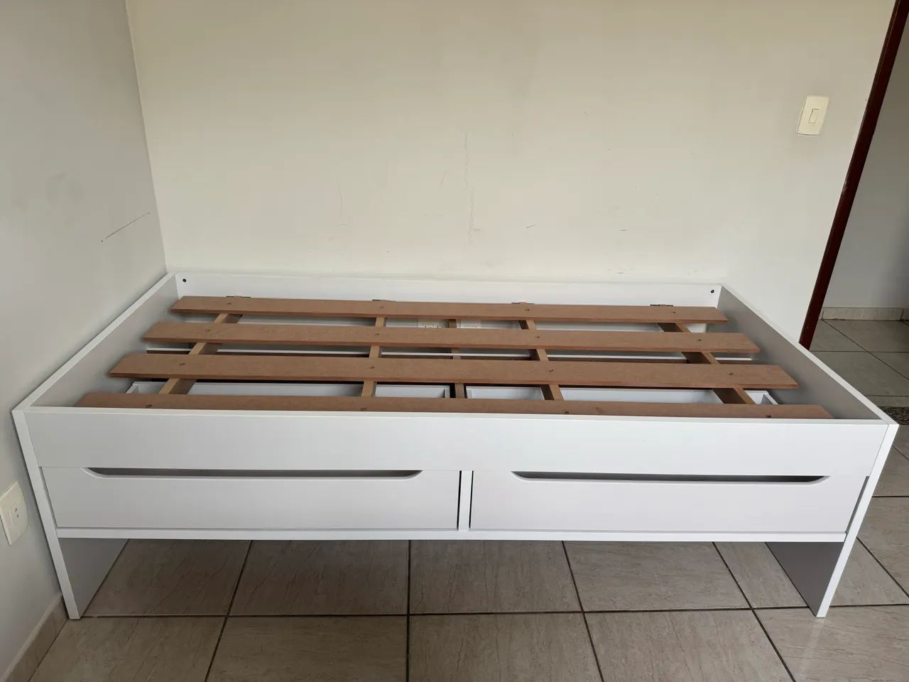 Cama de solteiro branca com 2 gavetas marca TOK & Stock