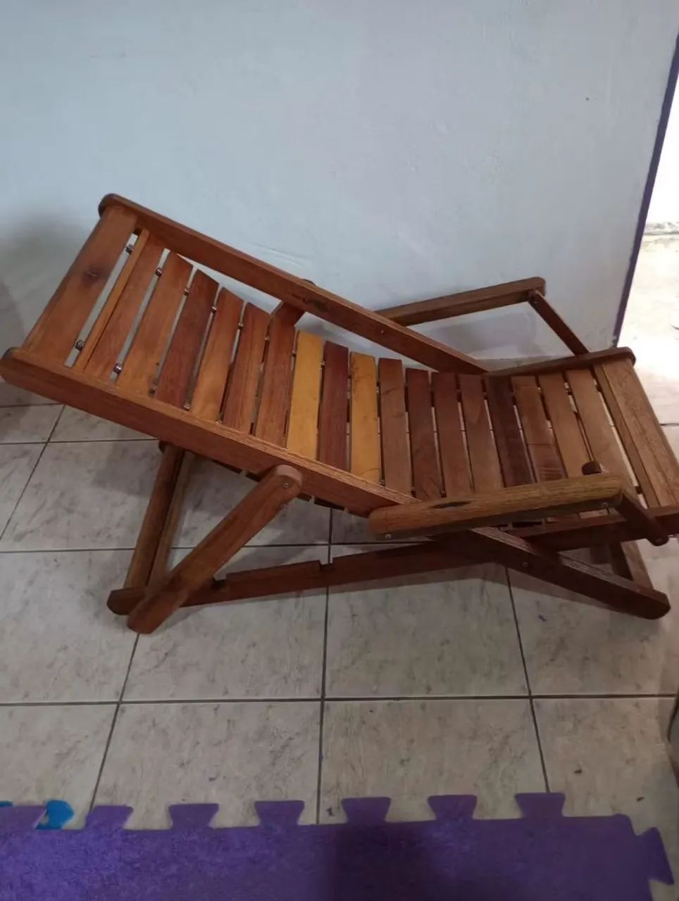 ESPREGUIÇADEIRA DE MADEIRA EM EXCELENTE ESTADO 