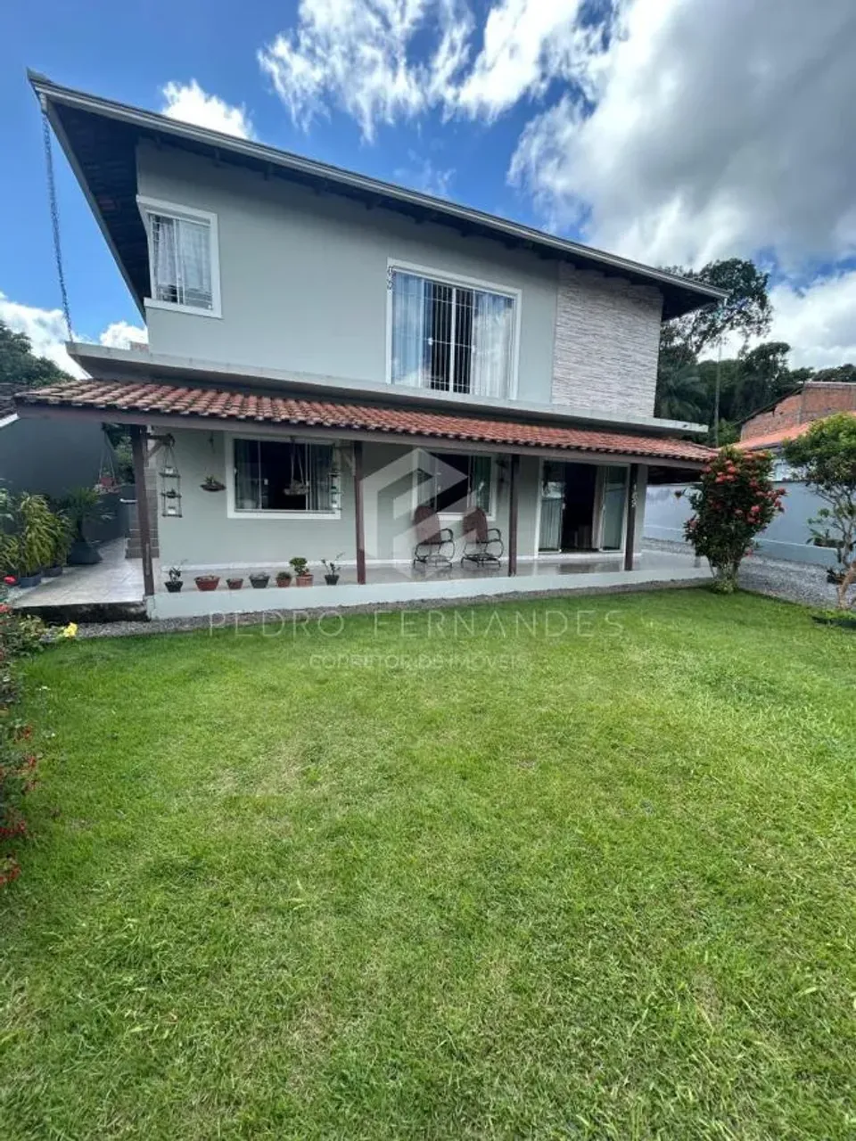 Sobrado para Venda em Joinville, Parque Guarani, 5 dormitórios, 2 banheiros