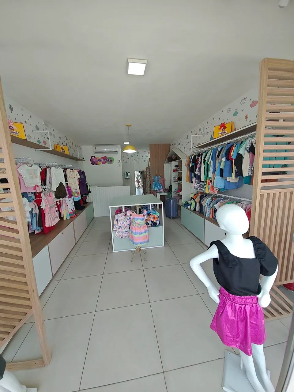 Loja de roupas infantis com manequins e expositores - Foto 2