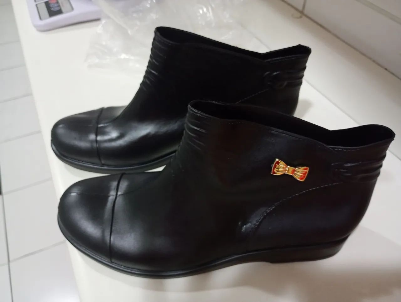 Botas femininas pretas com detalhe de laço