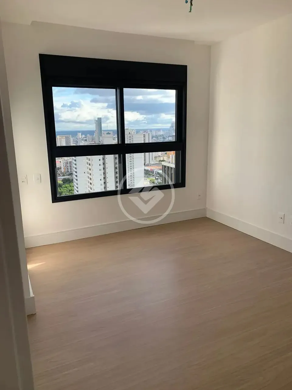 Apto no Edifício Vox, com 132m2. Possui 3 suítes. 2 vagas de garagem paralelas. 1 Box. R$ 
