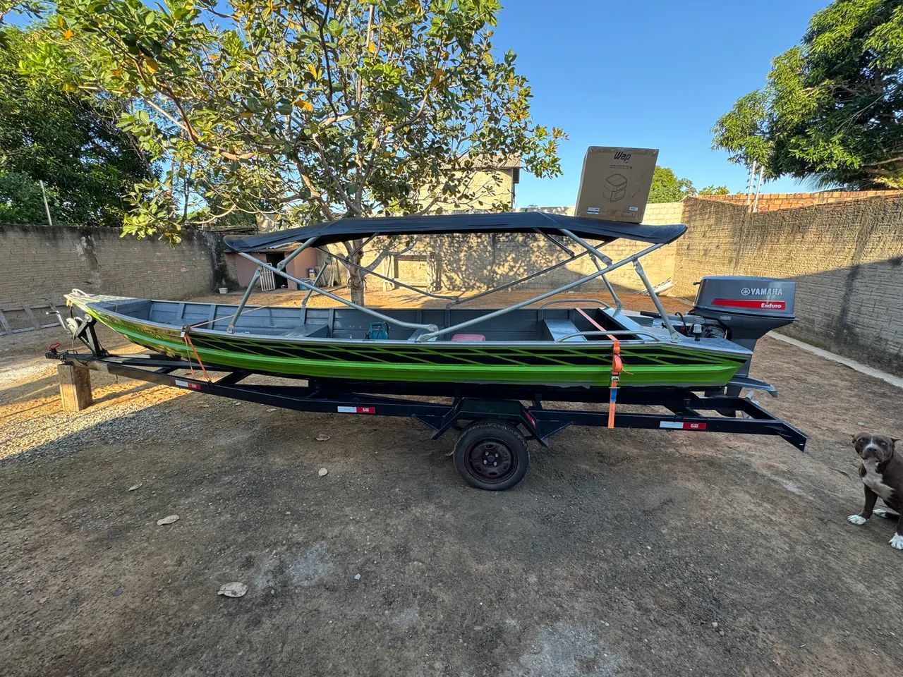 Barco de 6m, carrocinha  emplacada, capota top e motor 40hp yamaha.