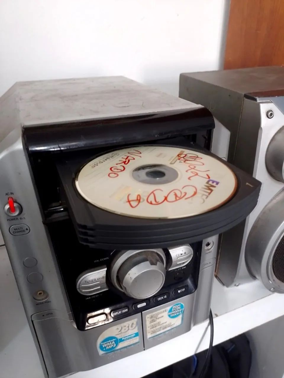 System Panasonic com rádio , toca cd 5 gavetas, saí auxiliar frontal , caixas funcionando - Foto 2
