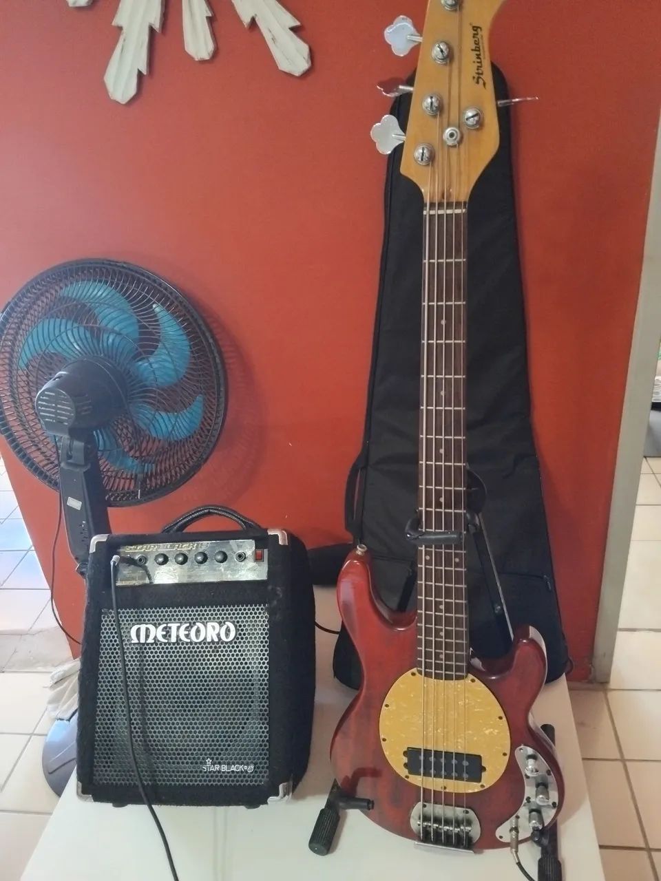 Amplificador para Baixo Meteoro Star Black 40 + Baixo Stringberg