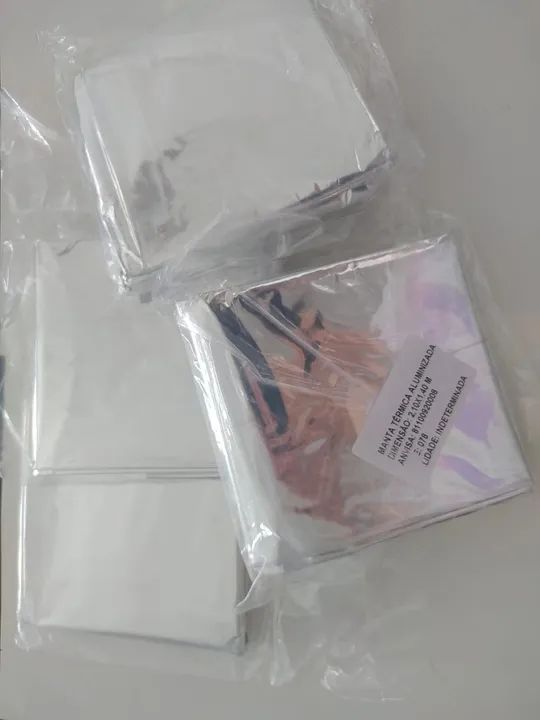 4 un. Manta Cobertor Térmico Aluminizado p/ Resgate Cultivo Camping Emergência Impermeável - Foto 2