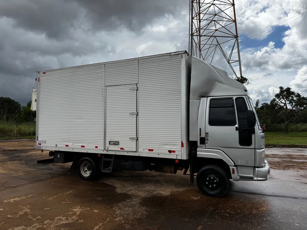 Caminhão Ford Cargo 712 Baú - Foto 4