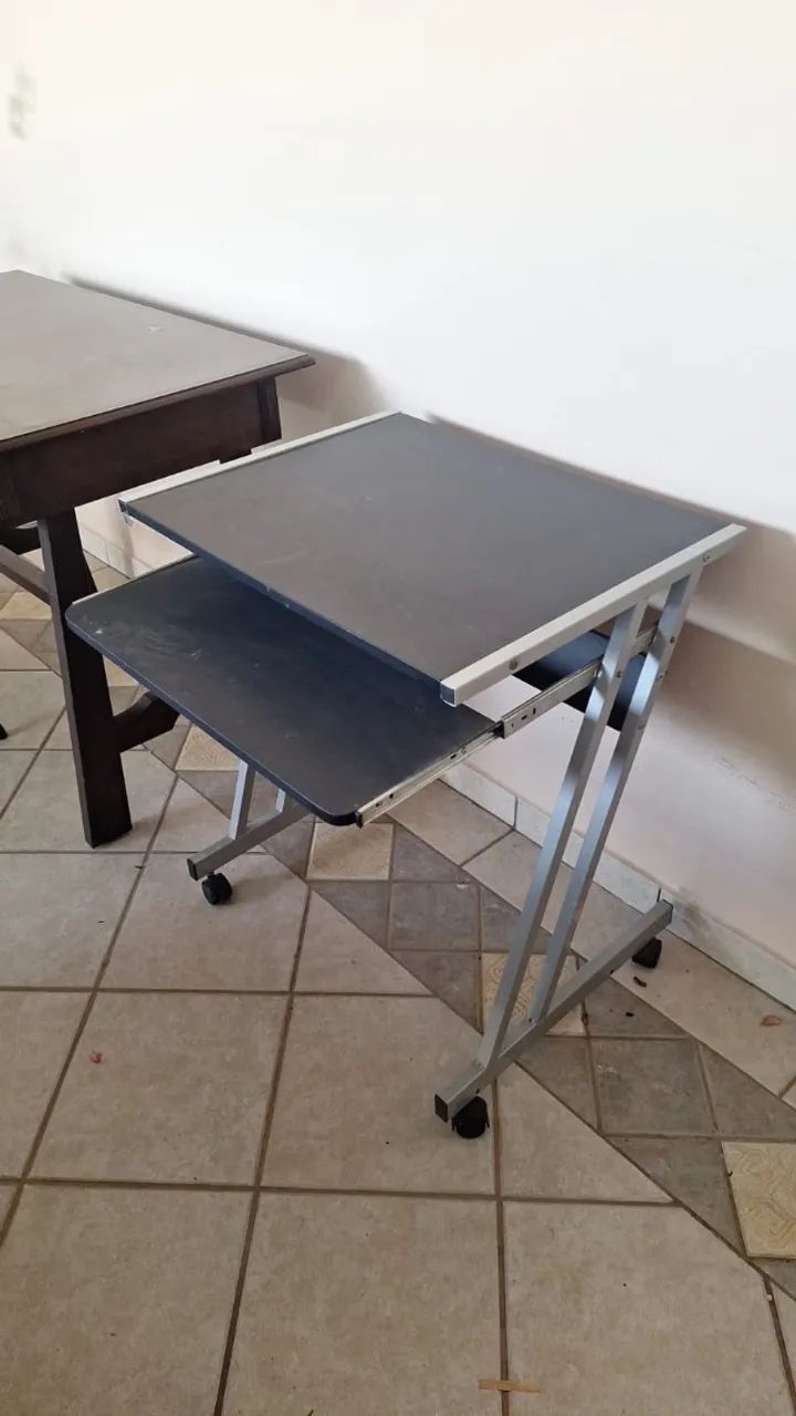 Mesinha de Computador com rodinhas