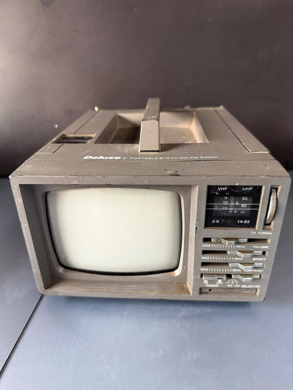 Mini televisor anos 80 Deluxe funciona mas não tem cabo 