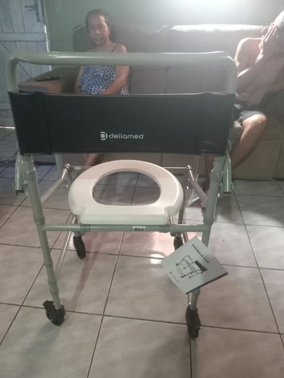 Vendo cadeira de banho nova. - Foto 3