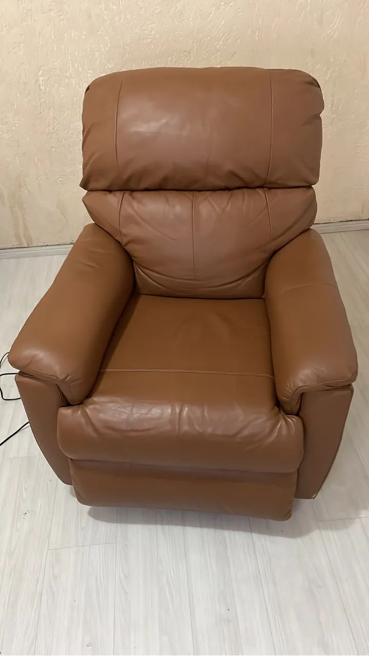 Poltrona de couro legítimo 