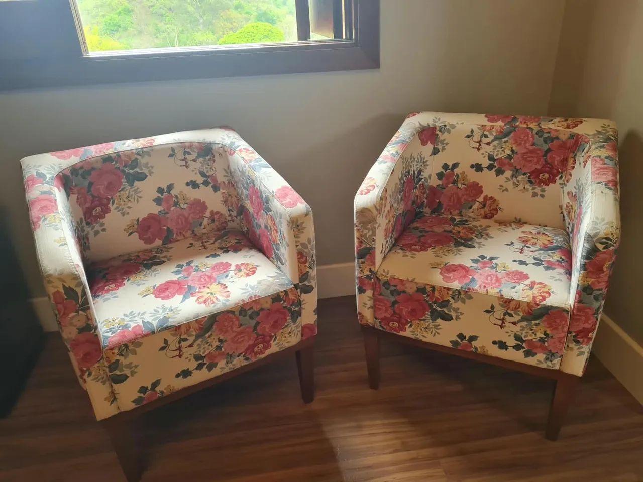 Par de Poltronas Floral Estampa Rosas - Madeira Maciça - Conservadas - Foto 2