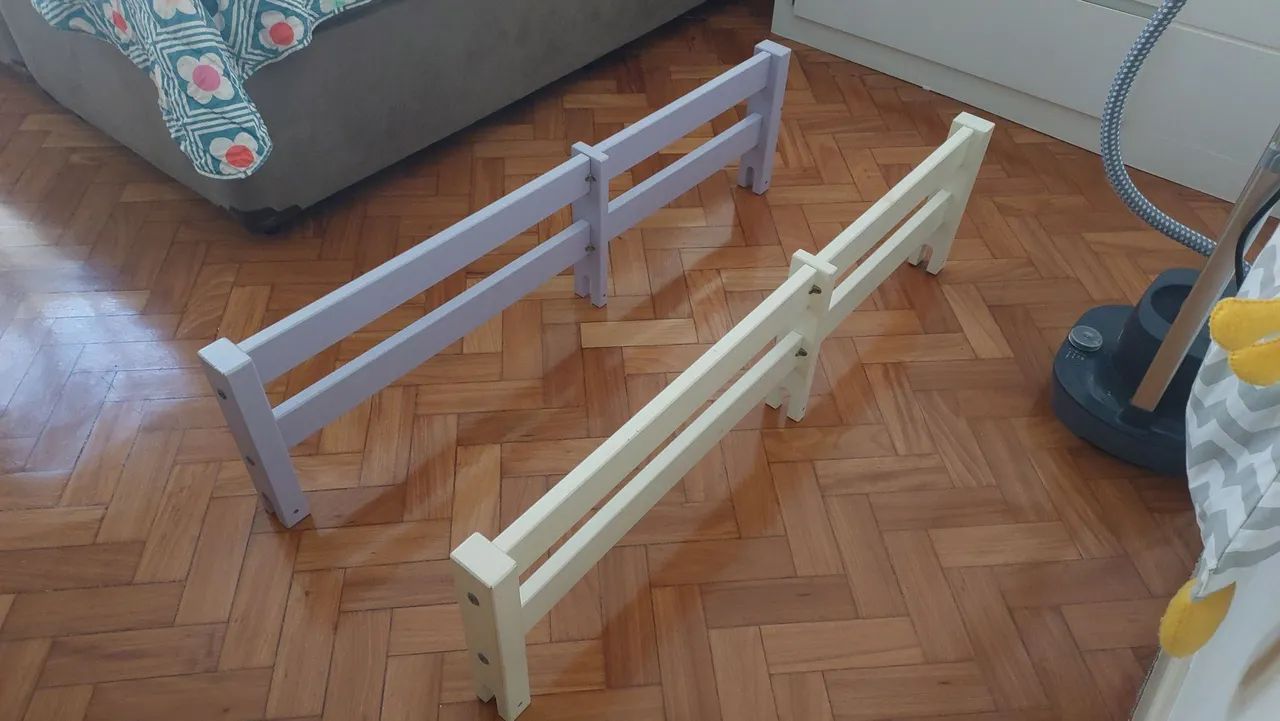 Grade de proteção de madeira para cama infantil