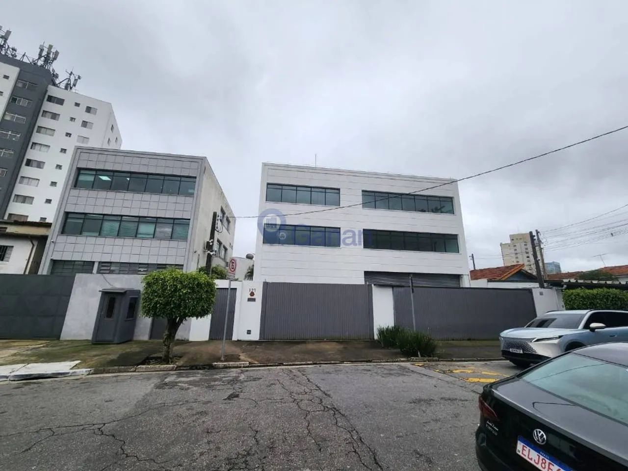 Prédio Comercial Moderno com 568 m², 3 Andares e Estacionamento