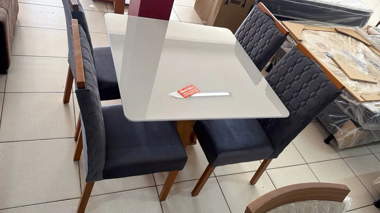 Mesa de Jantar 90x90 com 4 Cadeiras Estofadas - Nova - Foto 2