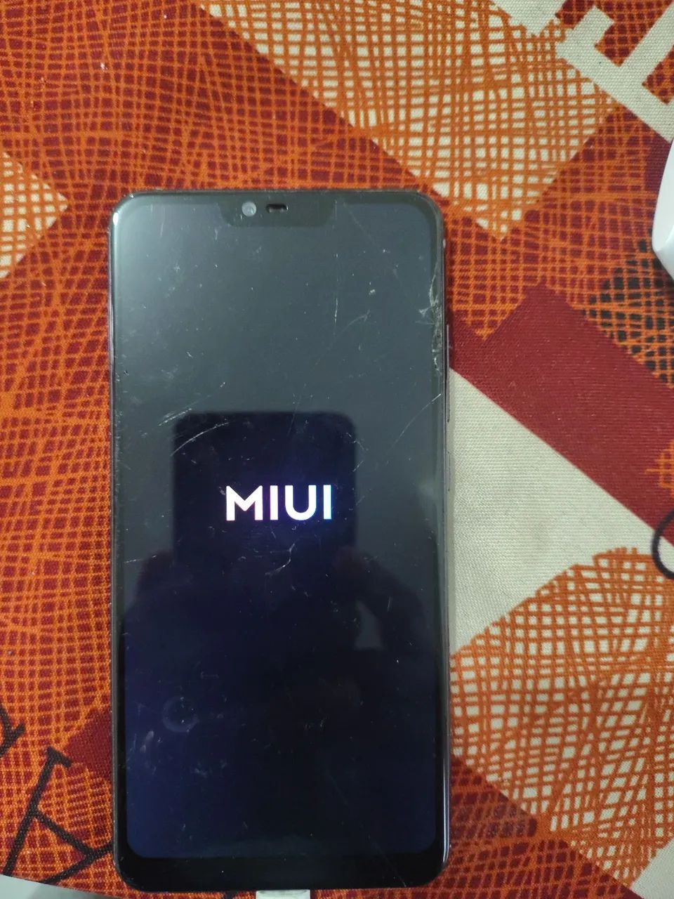 Celular com tela trincada