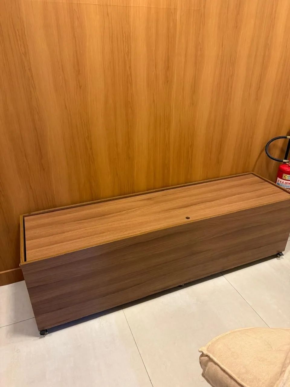 Baú madeira/ banco com almofadas - Foto 4