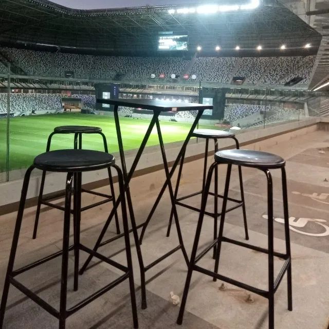 Mesa bistrô metal com 4 banquetas - Aluguel