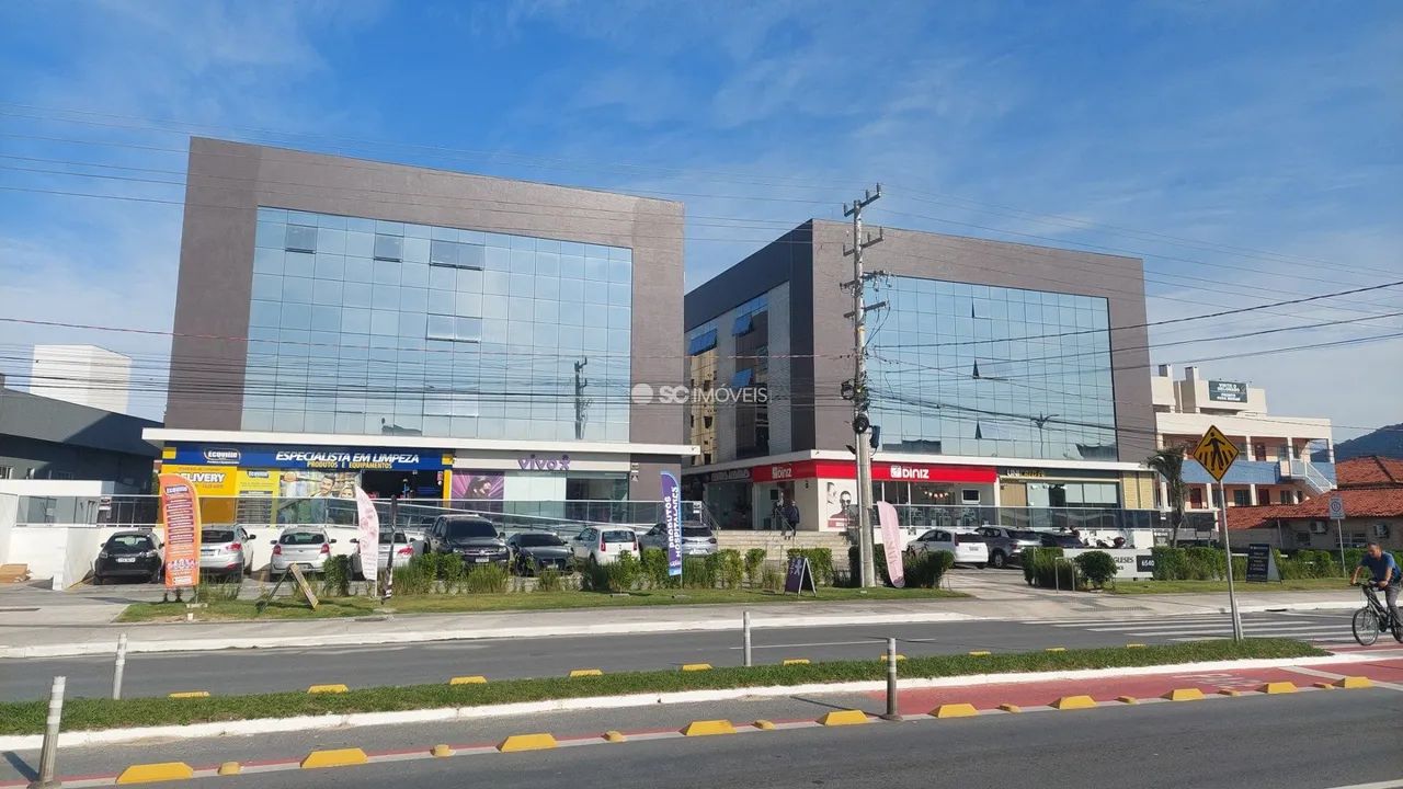 Sala comercial na avenida principal