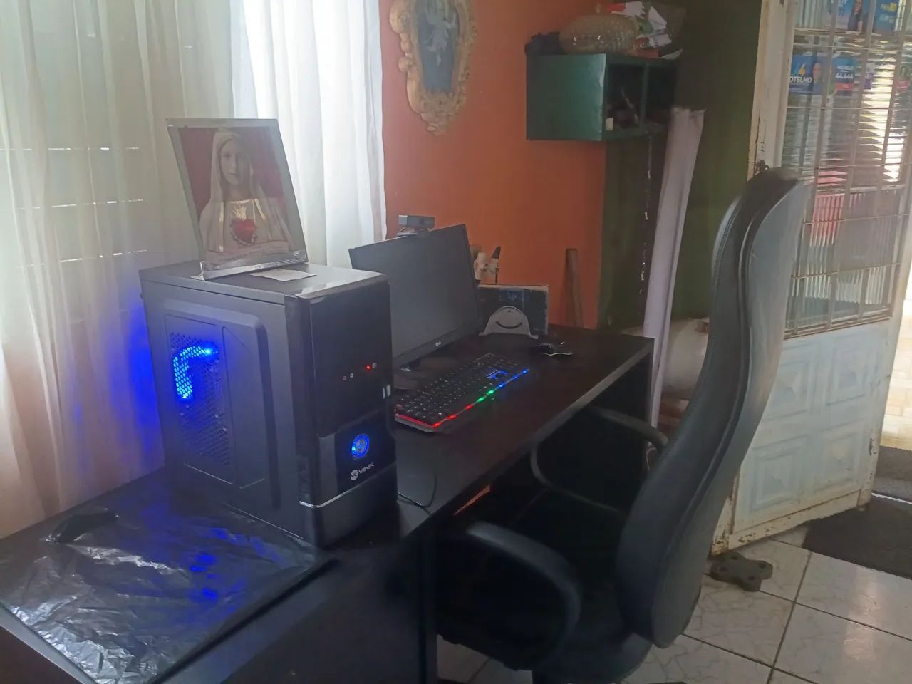 Computador completo com led no mouse e no teclado, mesa cadeira monitor e computador e som