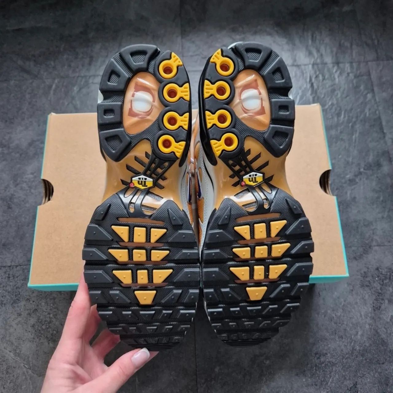 Air Max plus one block down - Foto 3