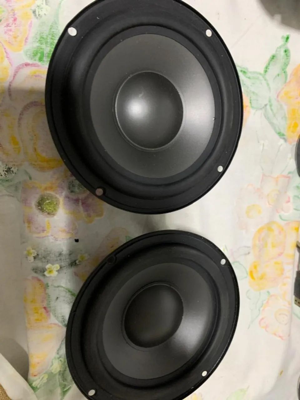 Par de Alto-falantes 8 ohms  6 polegadas com defeito- precisa recondiconar