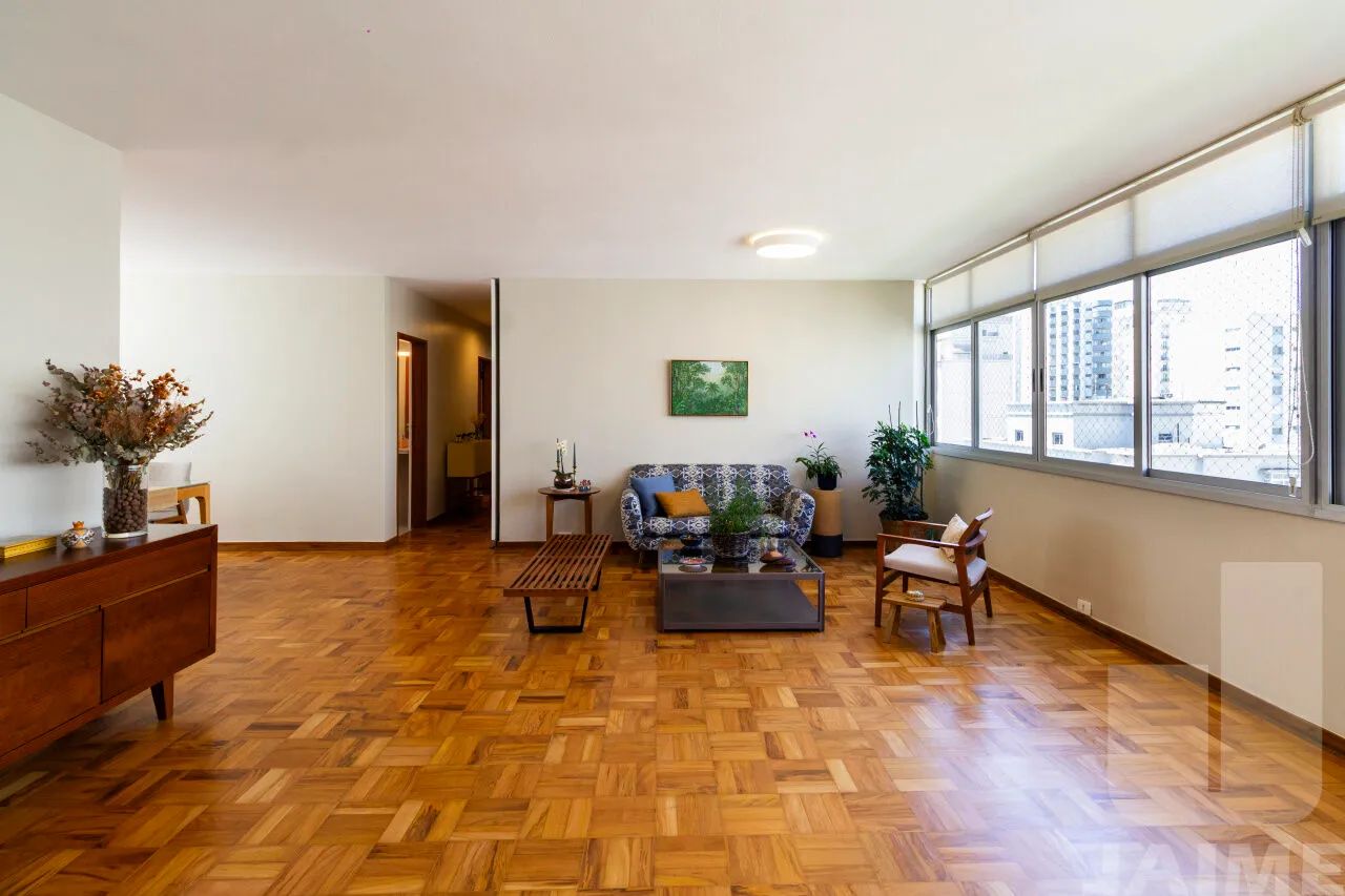 Apartamento reformado com 150 m2 bem distribuídos, 3 dormitórios e 1 vaga - Foto 3