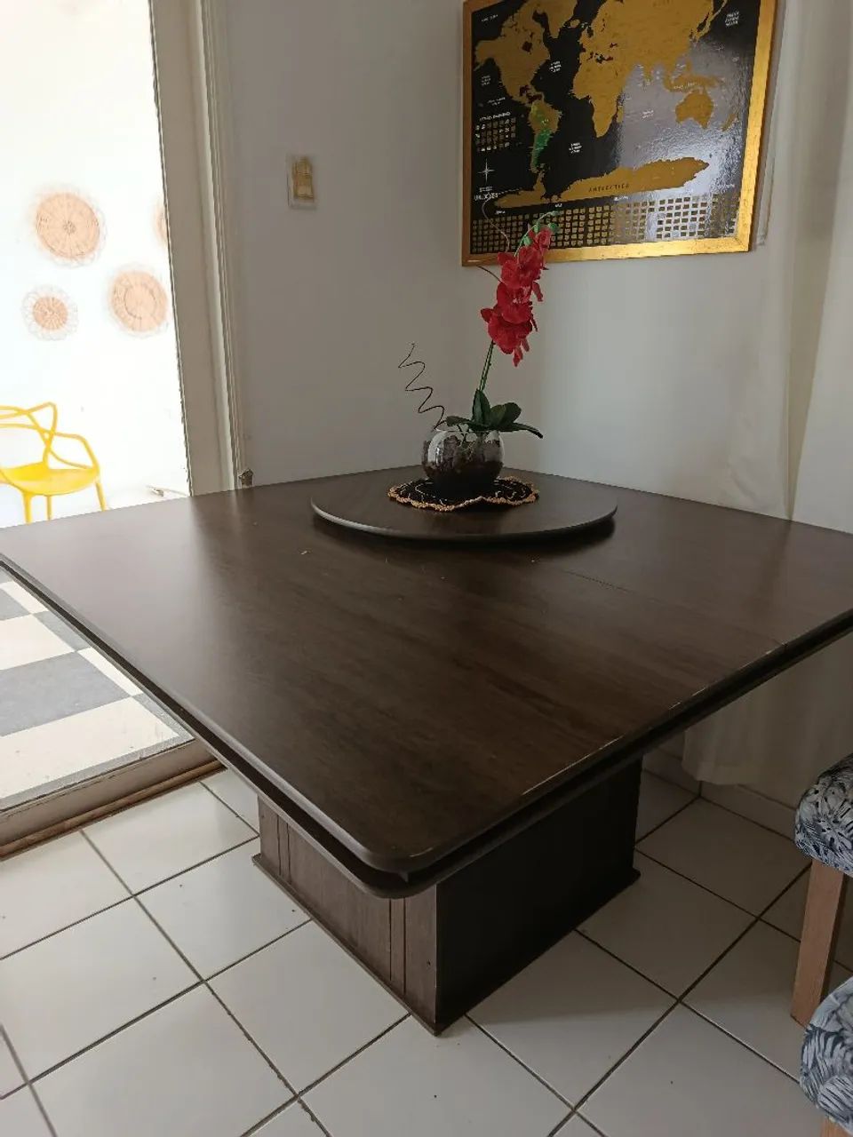 Mesa de jantar de madeira 