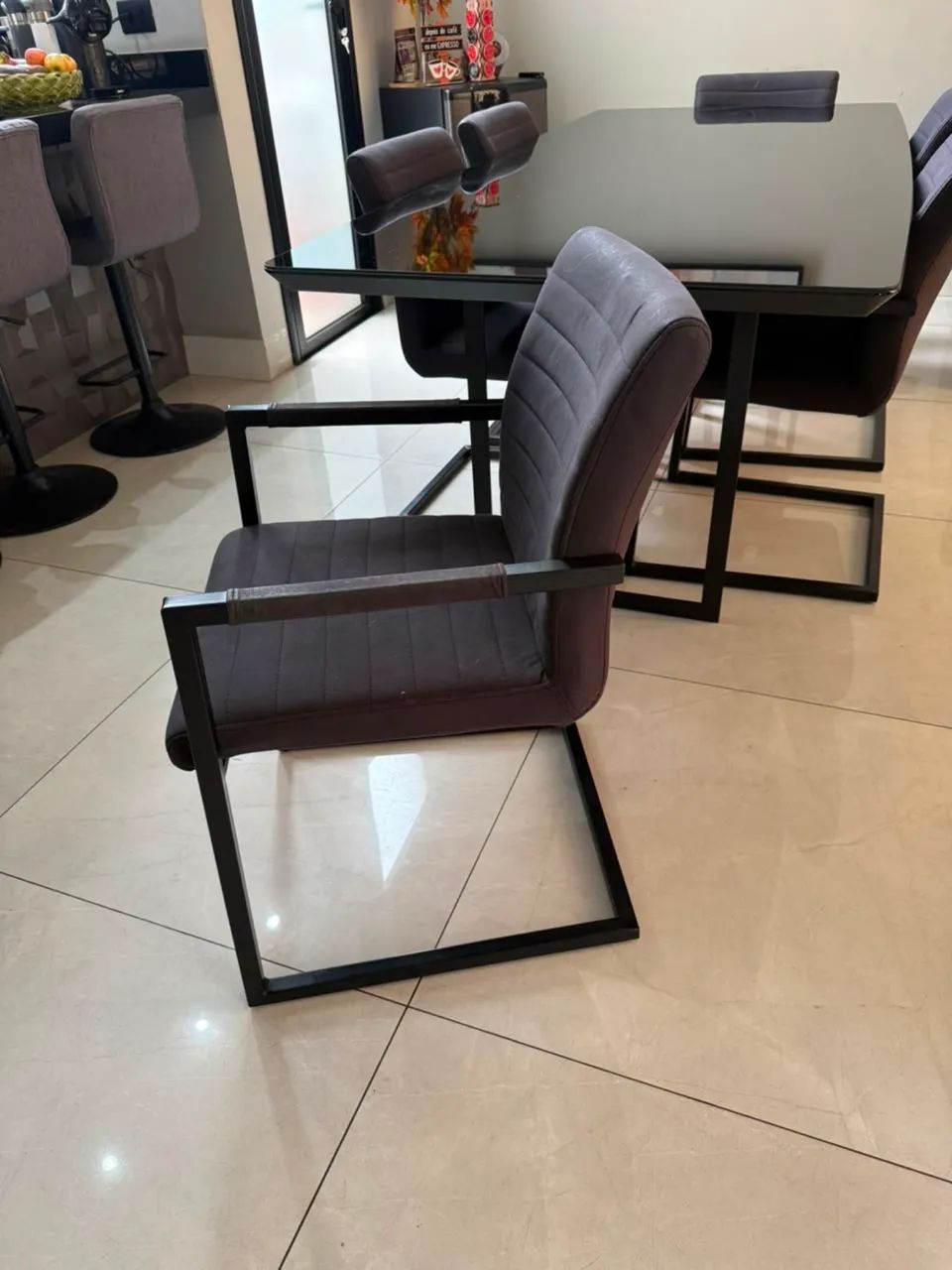 Vendo Conjunto de Mesa e Cadeiras - Foto 3