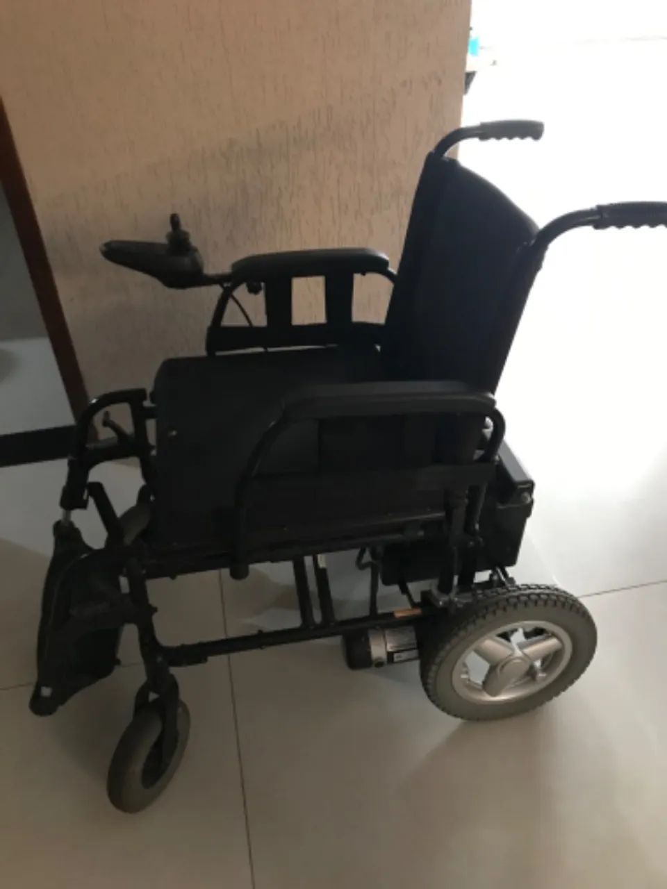 Cadeira de roda motorizada - seminova