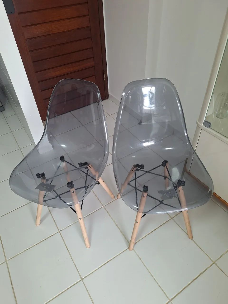 Vendo duas cadeiras em acrílico  - Foto 2