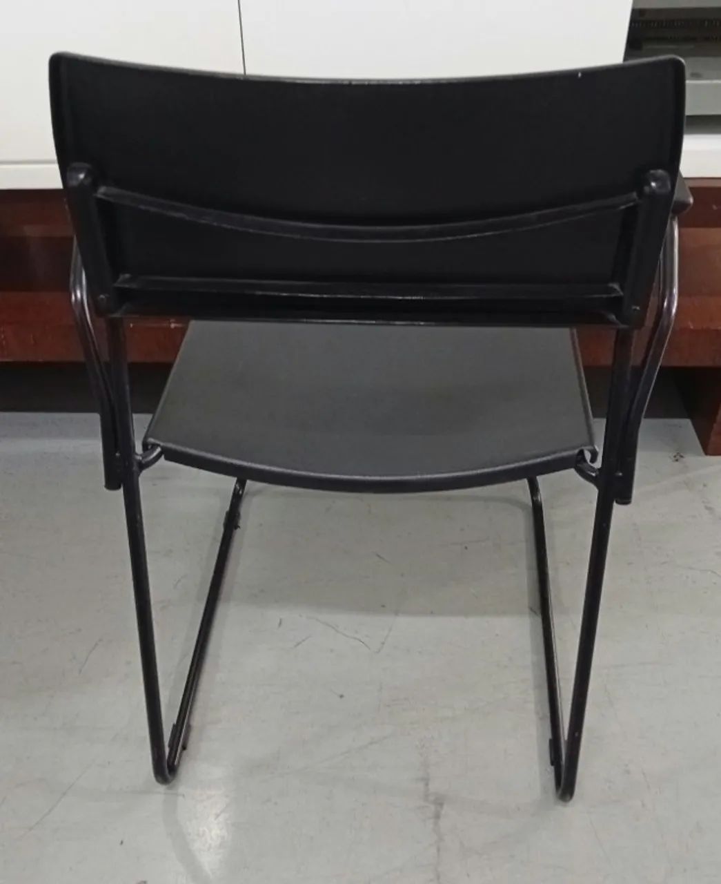 Cadeira Fixa Preta com Pé de Ferro - Foto 2