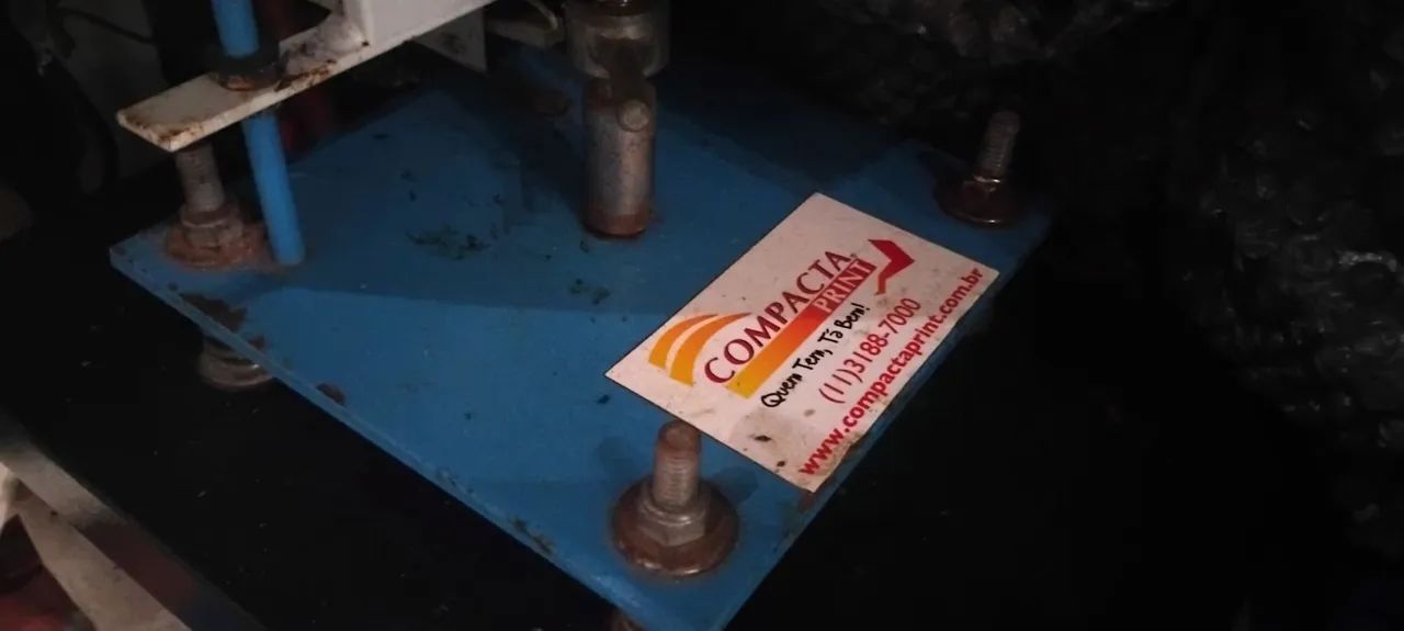 Vende se máquina compacta plinc de estampa camisas e chinelos 