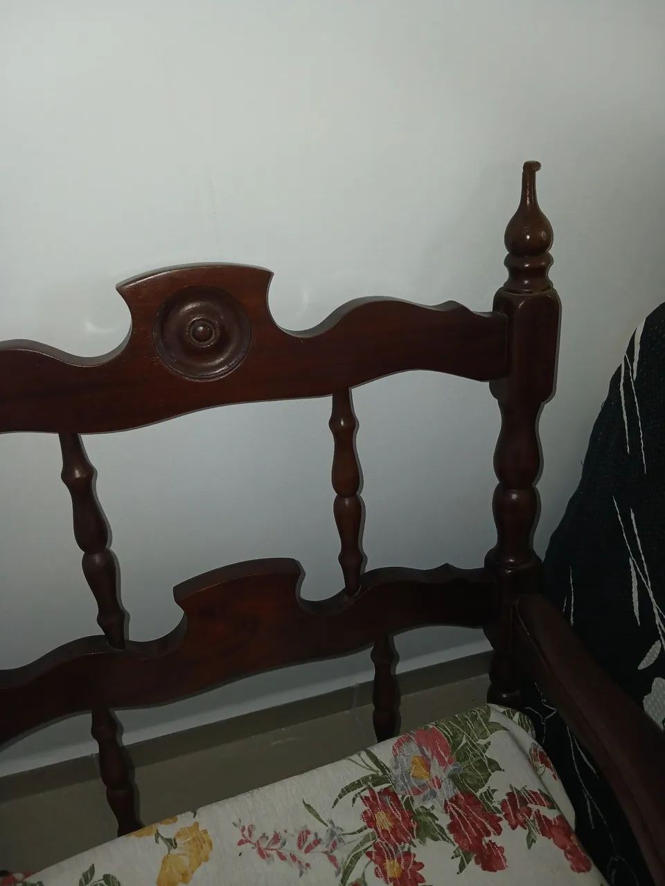 Duas poltronas de madeira modelo clássico  - Foto 4
