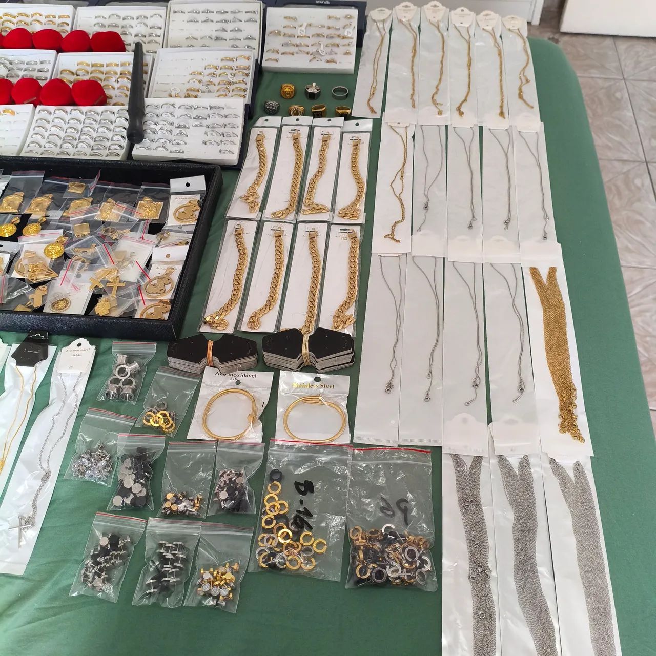 Lote de Bijuterias em Aço Inox Correntes Pulseiras Aneis Brincos Pingentes - Foto 2