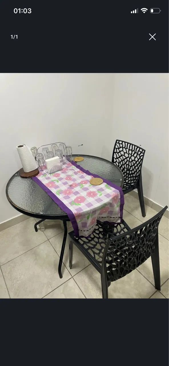 Mesa com duas cadeiras de plástico fortes!