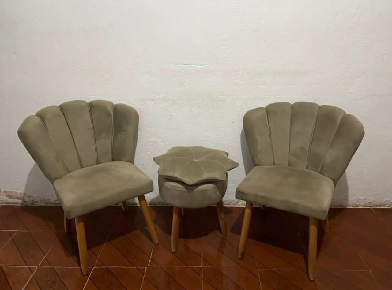 Conjunto de cadeiras estofadas com puff