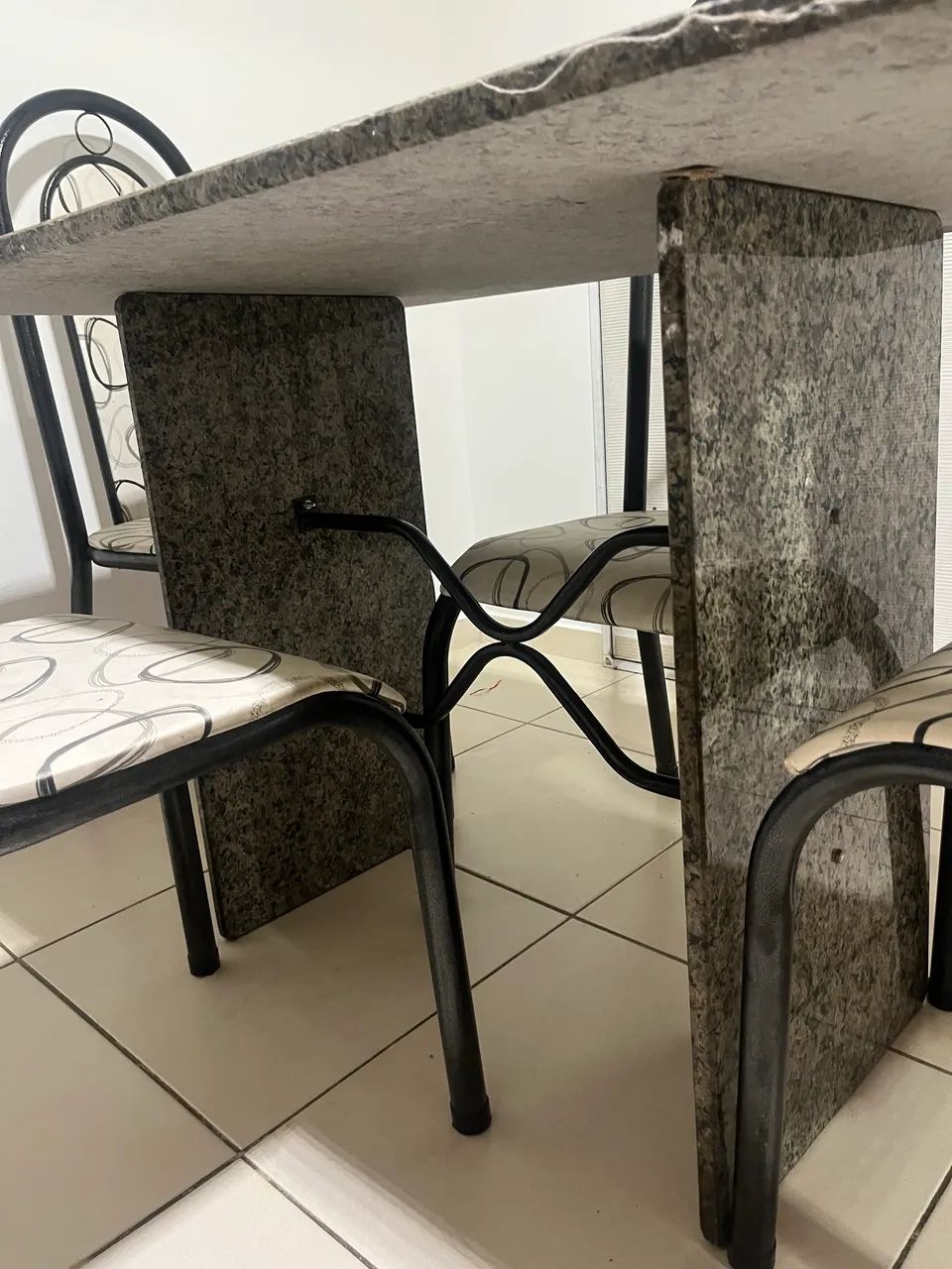 Mesa de Mármore com 4 Cadeiras - 6 Meses de Uso - Foto 3
