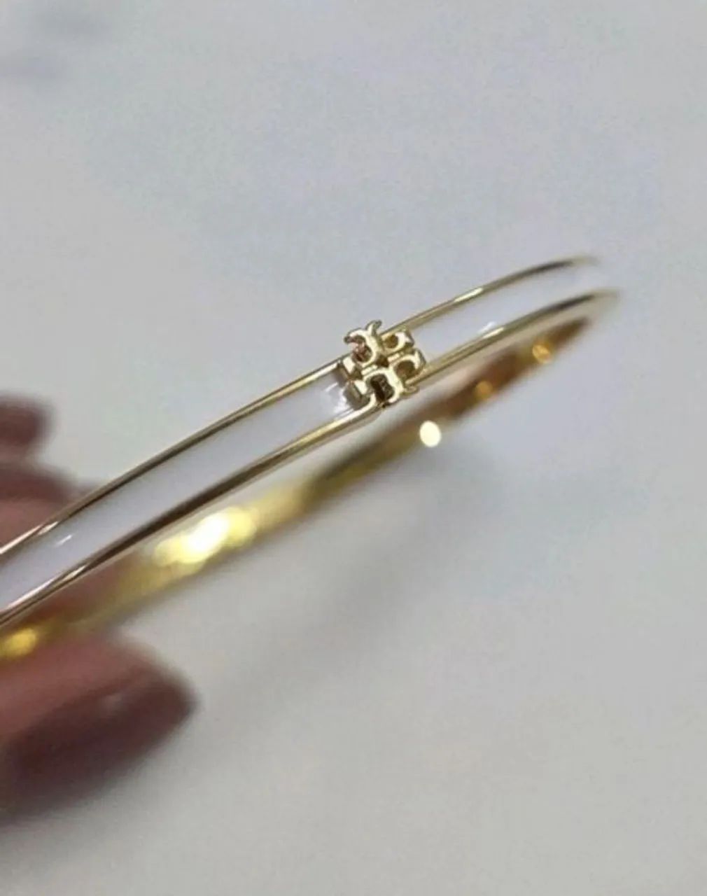 Bracelete Tory Burch Dourado e branco  - Foto 3